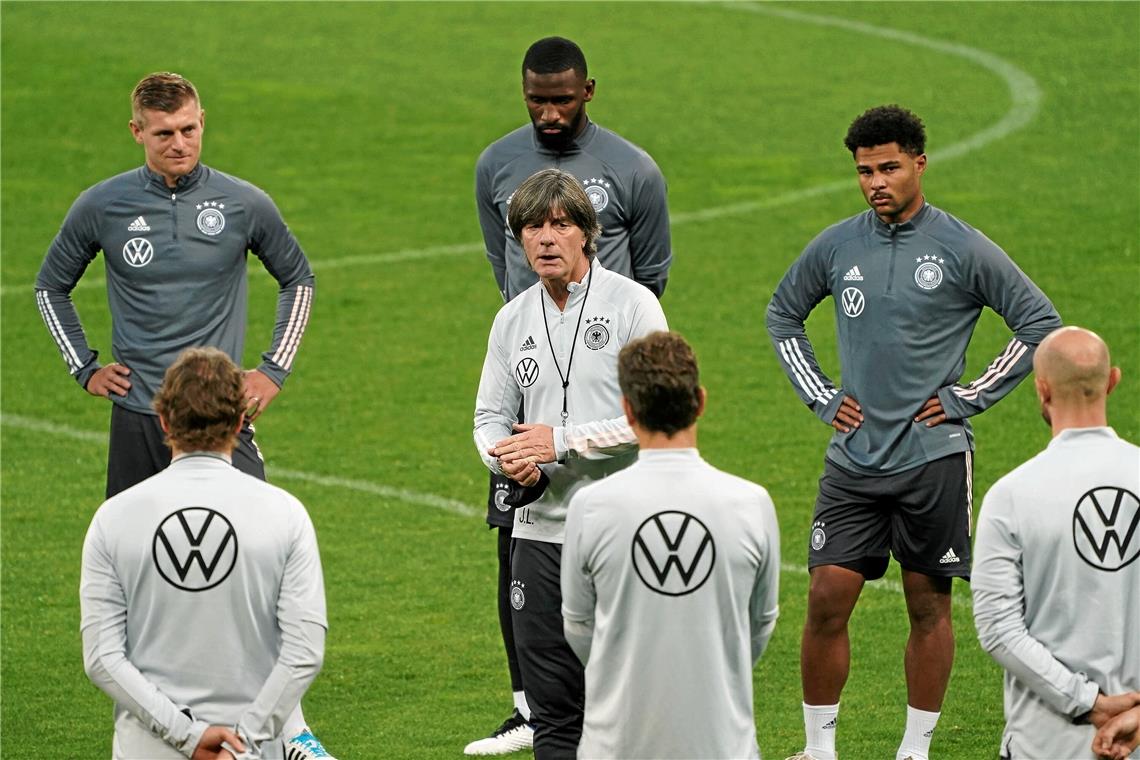 Fachsimpelei für Fans zur Fußball-EM Der echte Bundestrainer im Kreise seiner Stars wie Toni Kroos, Antonio Rüdiger oder Serge Gnabry (von links). Unter anderem dazu, welche Aufstellung und welche Taktik Joachim Löw bei den EM-Spielen wählt, werden die BKZ-Bundestrainer ihre Meinungen austauschen. Foto: Imago