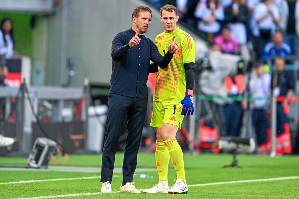 Die Facebook-Gruppe wartet auf Zuwachs Der echte Bundestrainer Julian Nagelsmann setzt weiterhin auf Manuel Neuer, obwohl der Weltmeister-Torwart von 2014 von seiner Bestform derzeit ein Stück entfernt ist. Foto: Imago