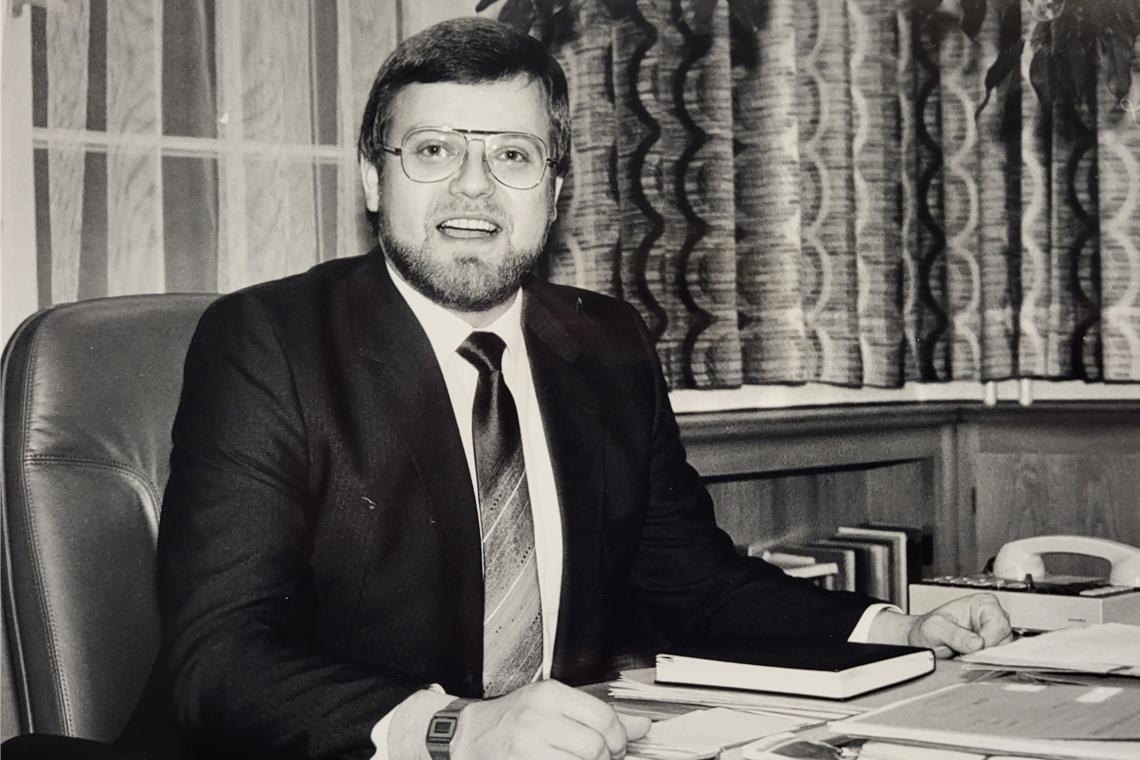 Der ehemalige Bürgermeister Ulrich Burr kurz nach seinem Amtsantritt 1986 im Murrhardter Rathaus. Archivfoto: Uwe Larsenr