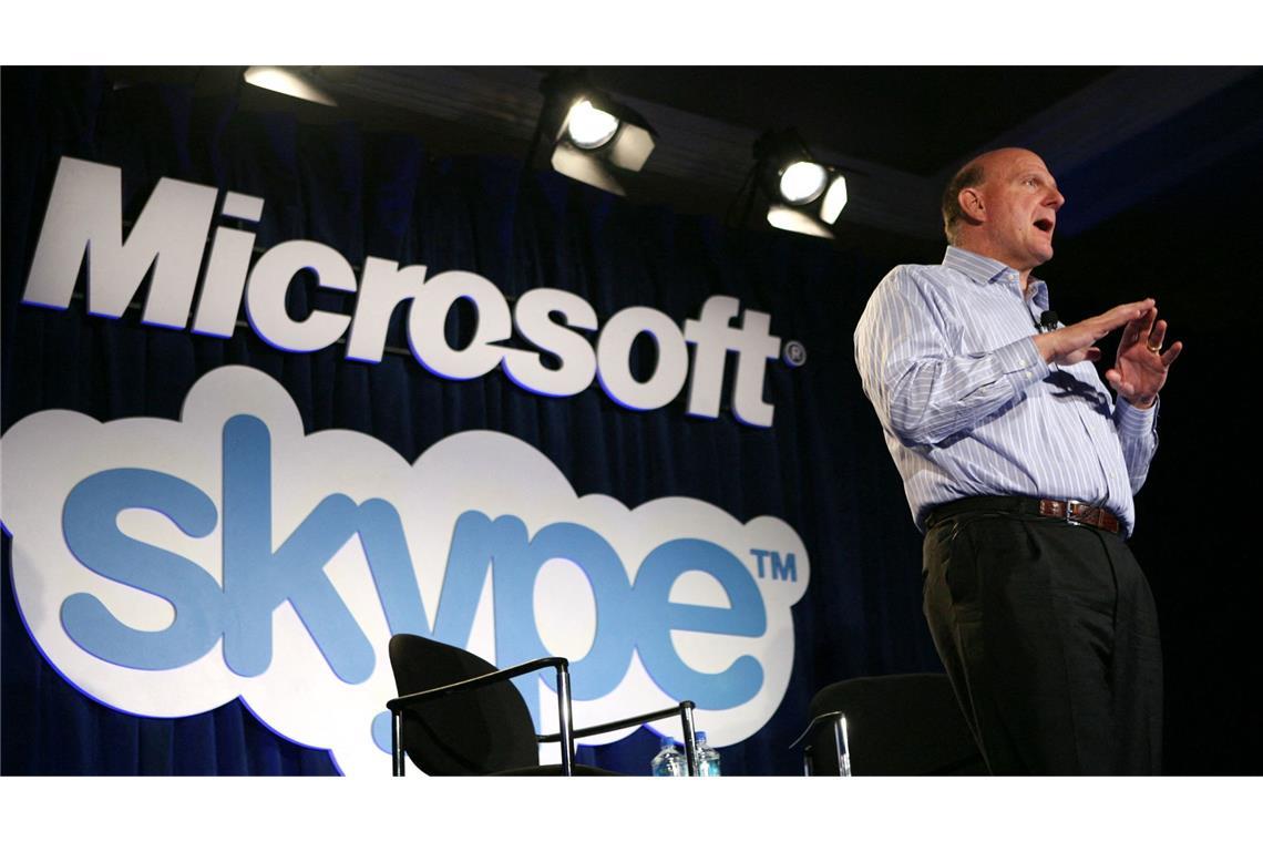 Microsoft verkündet Ende von Skype Der ehemalige CEO von Microsoft, Steve Ballmer, bei der Verkündung des Erwerbs der Videoanruf-Plattform im Jahr 2011.