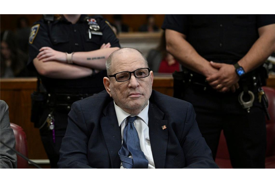 Bilder des Tages Der ehemalige Filmproduzent Harvey Weinstein sitzt am zweiten Tag seines Wiederaufnahmeverfahrens vor dem Obersten Gericht von Manhattan.