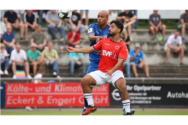 Der ehemalige Kicker-Spieler Mo Baroudi (re.) stürmt weiter für den 1. Göppinger SV.
Foto: Baumann/ Alexander Keppler