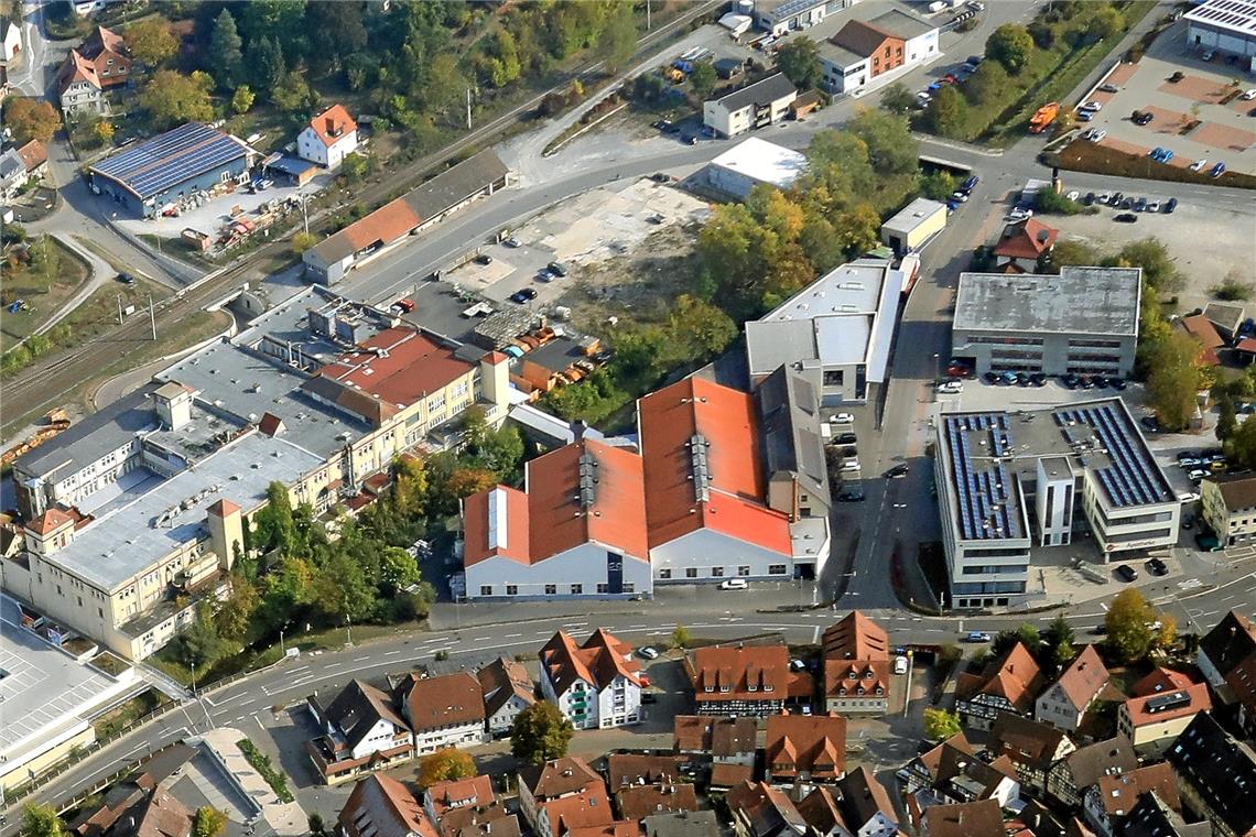 Der ehemalige Standort der Schweizer Group in Murrhardt (Mitte) könnte in absehbarer Zeit mehrgeschossigen Wohngebäuden weichen. An der Theodor-Heuss-Straße, die unten horizontal verläuft, sollen die Häuser mit den meisten Stockwerken entstehen, weitere am Obermühlenweg, der nach oben abzweigt, sowie zwei niedrigere Bauten im Inneren. Foto: Florian Muhl