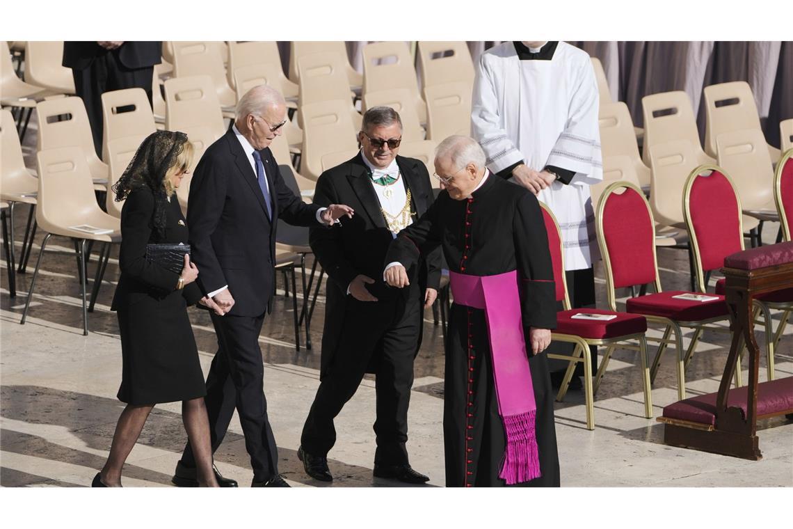 Bemerkenswerte Momente rund um die Trauerfeier Der ehemalige US-Präsident Joe Biden (2.v.l.) und seine Frau Jill.