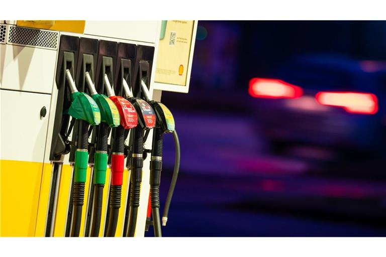 Der Ehemann war den Angaben nach so aufgelöst, dass er nicht mehr zu der Tankstelle zurückfahren konnte, um seine Frau abzuholen. (Symbolbild)