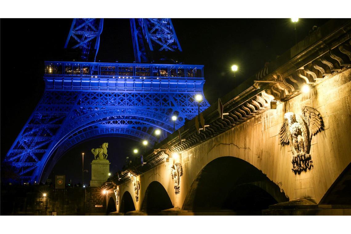 Bilder des Tages Der Eiffelturm wird im Rahmen der internationalen Veranstaltung "SOS Ocean" zur Vorbereitung der 3. Konferenz der Vereinten Nationen über die Ozeane in Paris blau beleuchtet.