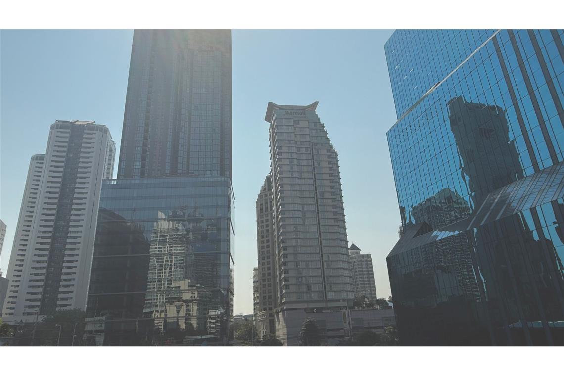 Dicke Luft in Bangkok: Mit Trockeneis gegen den Smog Der eigentlich blaue Himmel ist meist von Smog gebleicht.