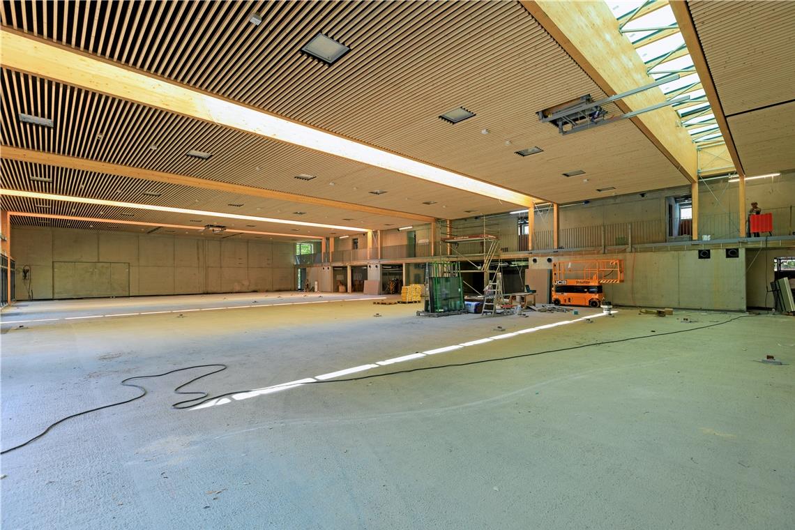 Der Sporthallenbau ist weit fortgeschritten Der Einbau der Deckenfensterzeilen sorgt für Licht in der Halle.