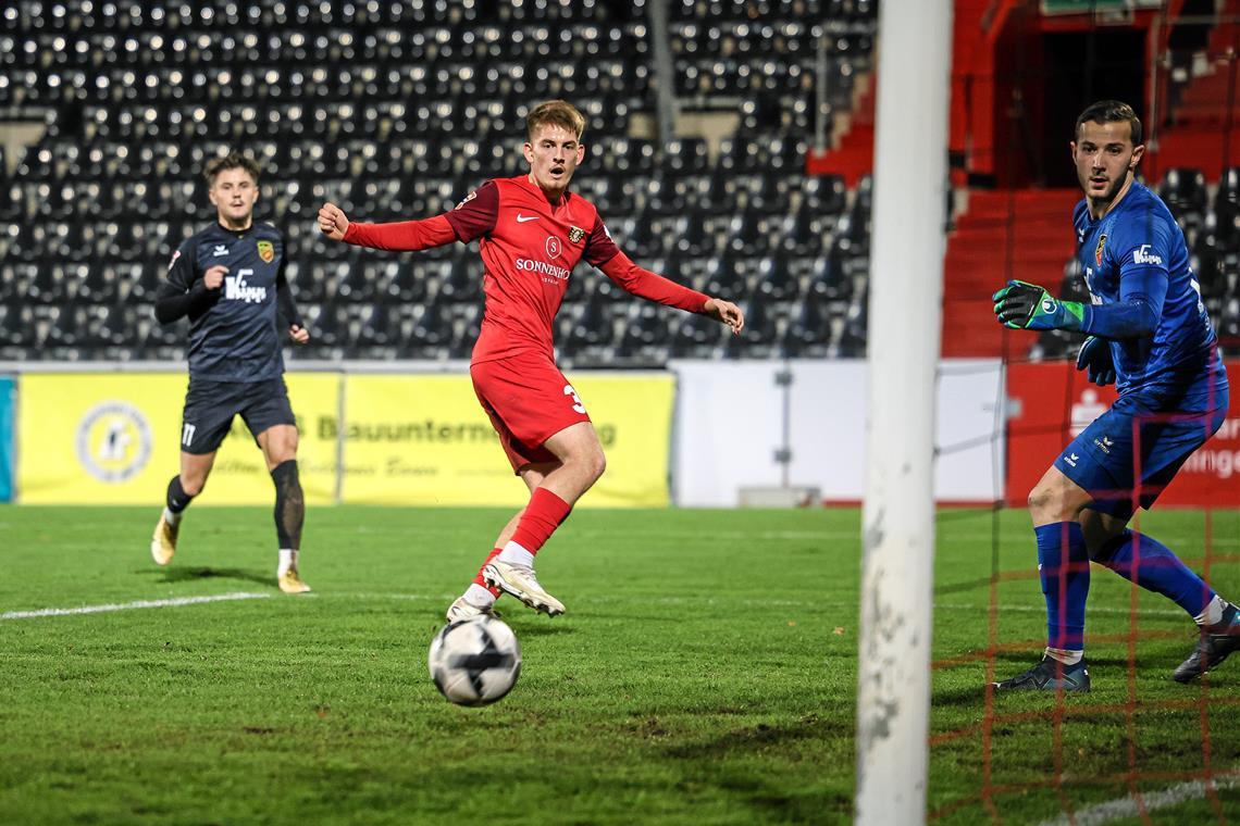 Der Eindruck täuscht, der Ball geht rein: Der 18-jährige Youngster Lukas Stoppel erzielt das 1:0 für Großaspach. Foto: Alexander Becher