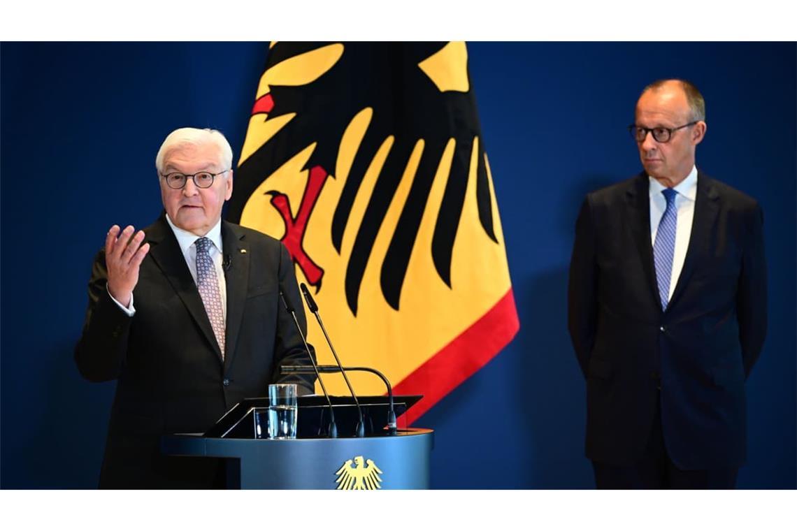 Der eine geht und der andere muss über die Nachfolge entscheiden: Bundespräsident Frank-Walter Steinmeier und Bundeskanzler Friedrich Merz (CDU).