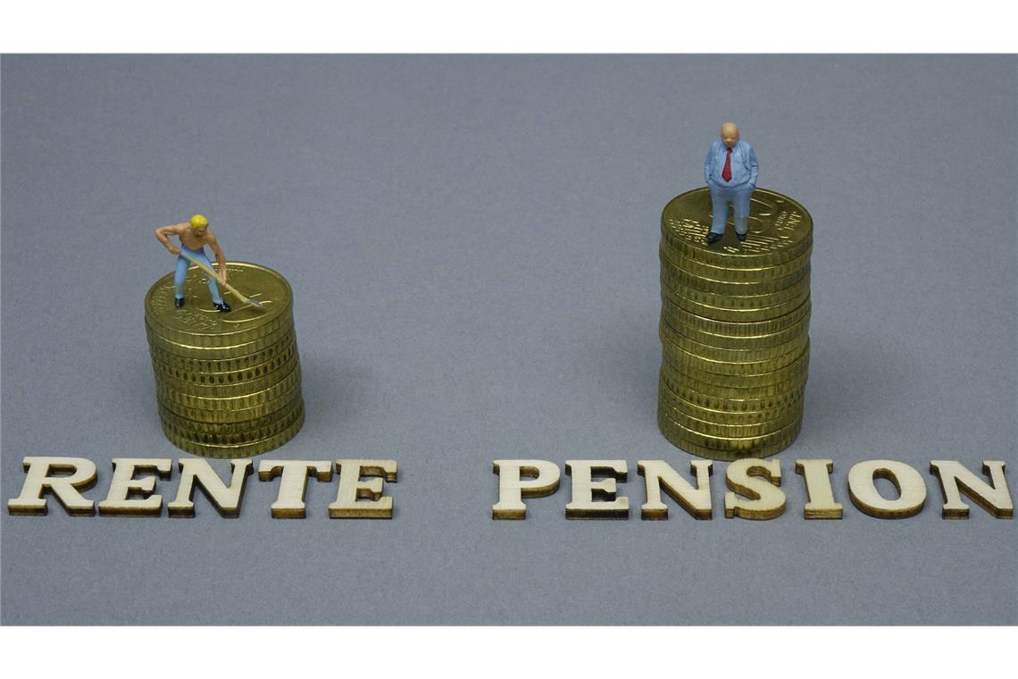 Der eine malocht und hat weniger, der andere im Amtssessel und hat mehr: So einfach ist die Sache mit ente und Pension nun doch nicht. Die Systeme der Altersversorgung sind deutlich komplizierter.