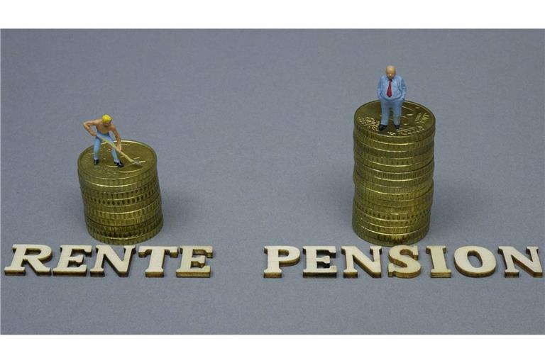 Der eine malocht und hat weniger, der andere im Amtssessel und hat mehr: So einfach ist die Sache mit ente und Pension nun doch nicht. Die Systeme der Altersversorgung sind deutlich komplizierter.