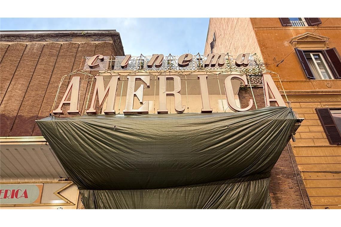 Das große Kinosterben - Hollywood kommt Rom zu Hilfe Der Eingang des "Cinema America" ist mit einer großen Plane verhüllt.