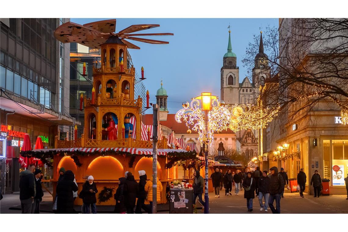 Bilder des Tages Der Eingang des geschlossenen Magdeburger Weihnachtsmarktes am Sonntag.