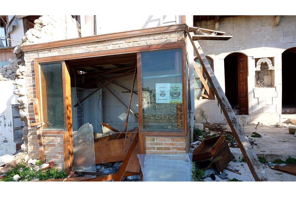 Der Eingang eines eingestürzten Hotels - die Altstadt war bei Touristen beliebt