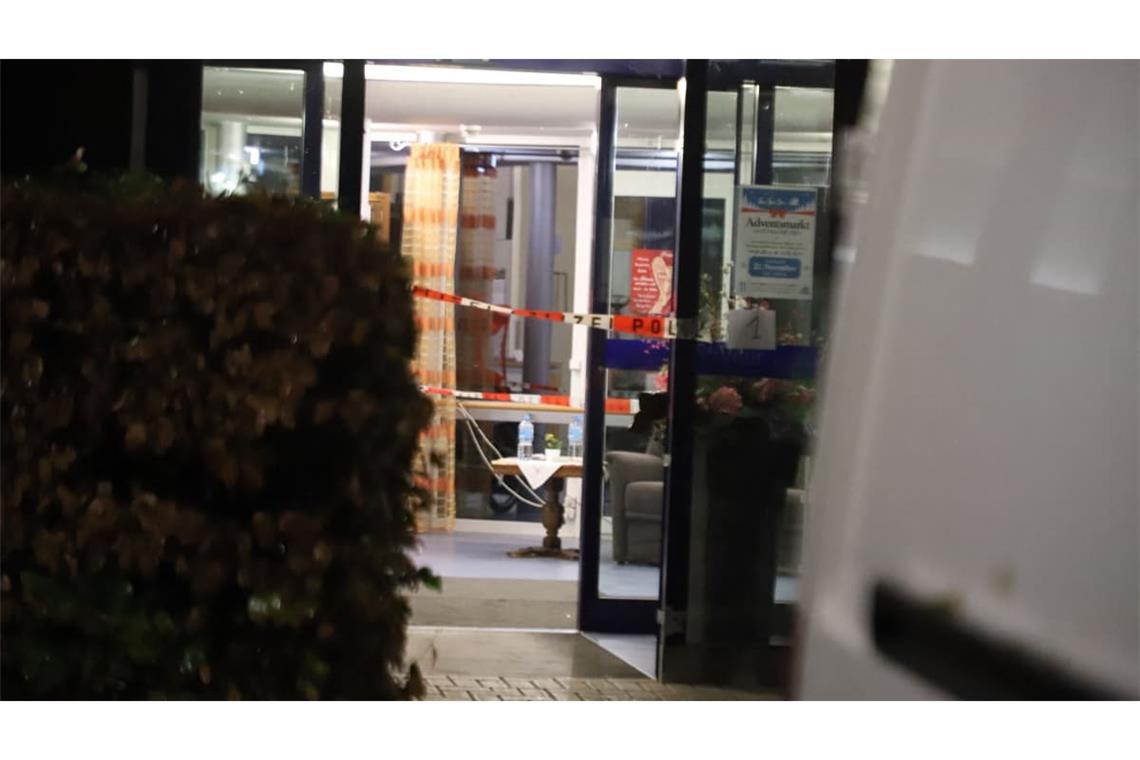 Der Eingang eines Seniorenheims ist mit Absperrband der Polizei abgesperrt. In einem Seniorenheim in Olfen im Münsterland ist es zu einem Messerangriff gekommen.
