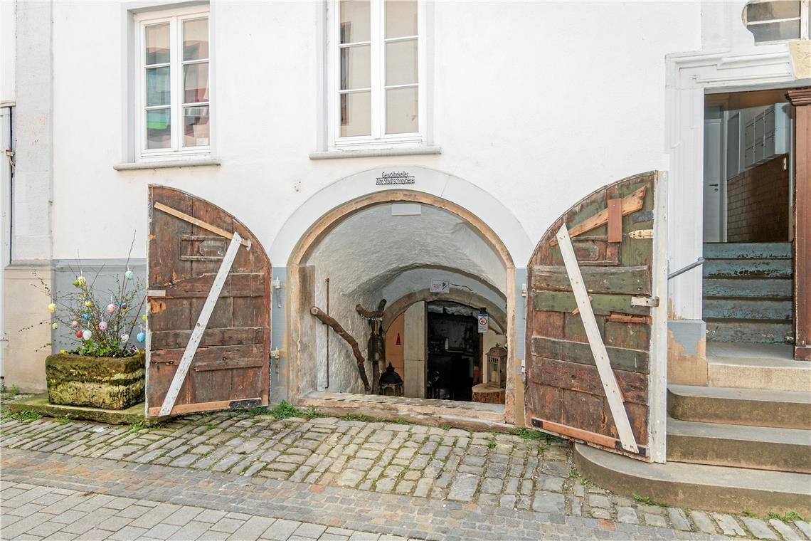 Der Eingang zum Keller befindet sich an der Vorderseite des Gebäudes.