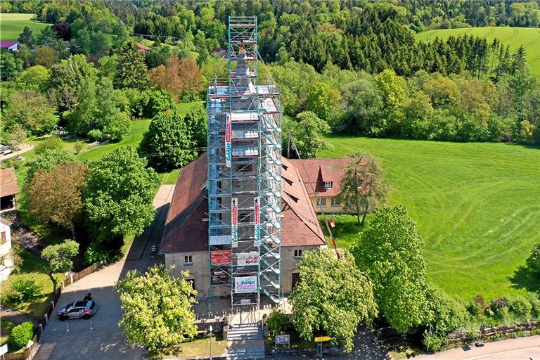 Der eingerüstete Kirchturm.