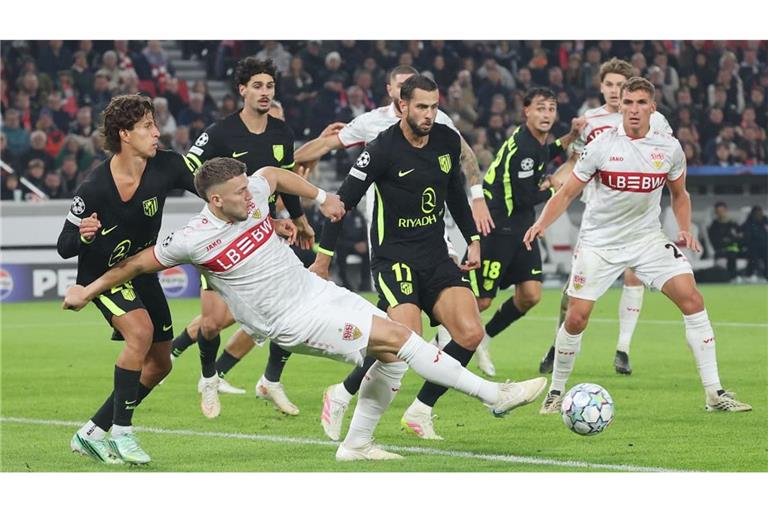 Der eingewechselte Ermedin Demirovic (am Ball) hängt sich voll rein – und der VfB holt gegen Atlético Madrid ein 1:1.