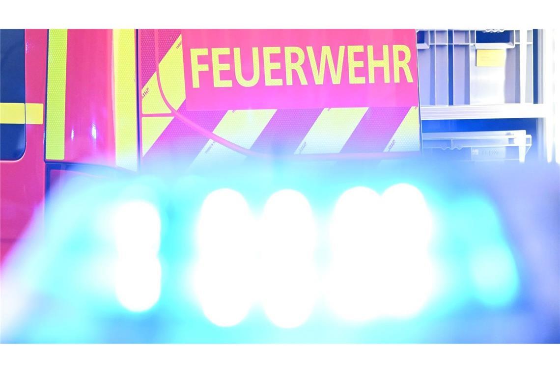 Der Einsatz der Feuerwehr an der Schleuse läuft noch. (Symbolfoto)