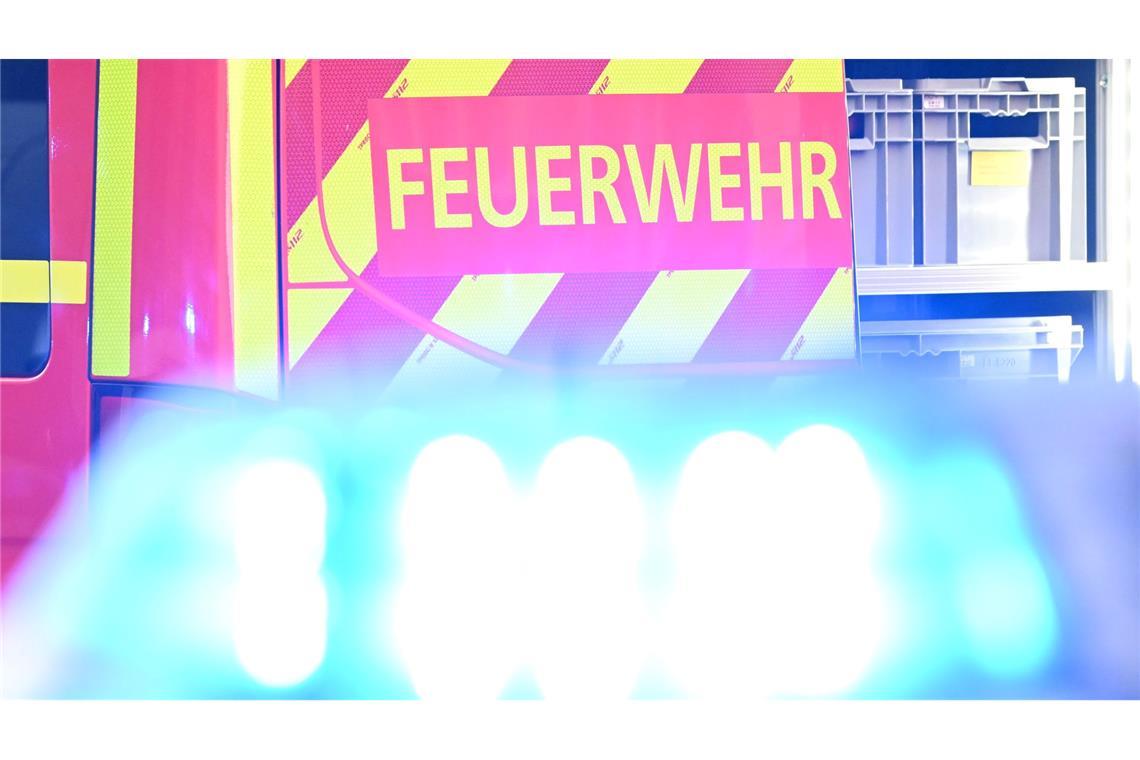 Der Einsatz der Feuerwehr an der Schleuse läuft noch. (Symbolfoto)