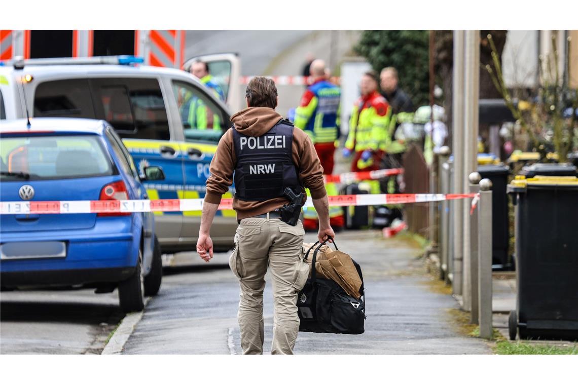 Polizei setzt Schusswaffe ein - 70-Jähriger stirbt Der Einsatzort wurde großräumig abgesperrt