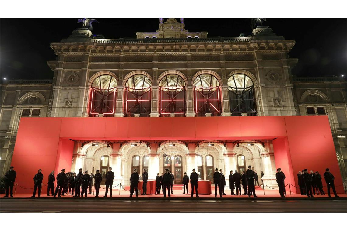 Opernball glitzert ohne Lugner mit Sternchen statt Stars Der Eintritt kostet 395 Euro - Sitzplatz nicht inbegriffen.