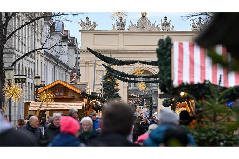Der Einzelhandel erwartet für das diesjährige Weihnachtsgeschäft in den Monaten November und Dezember Umsätze in Höhe von 126,2 Milliarden Euro (Archivbild).