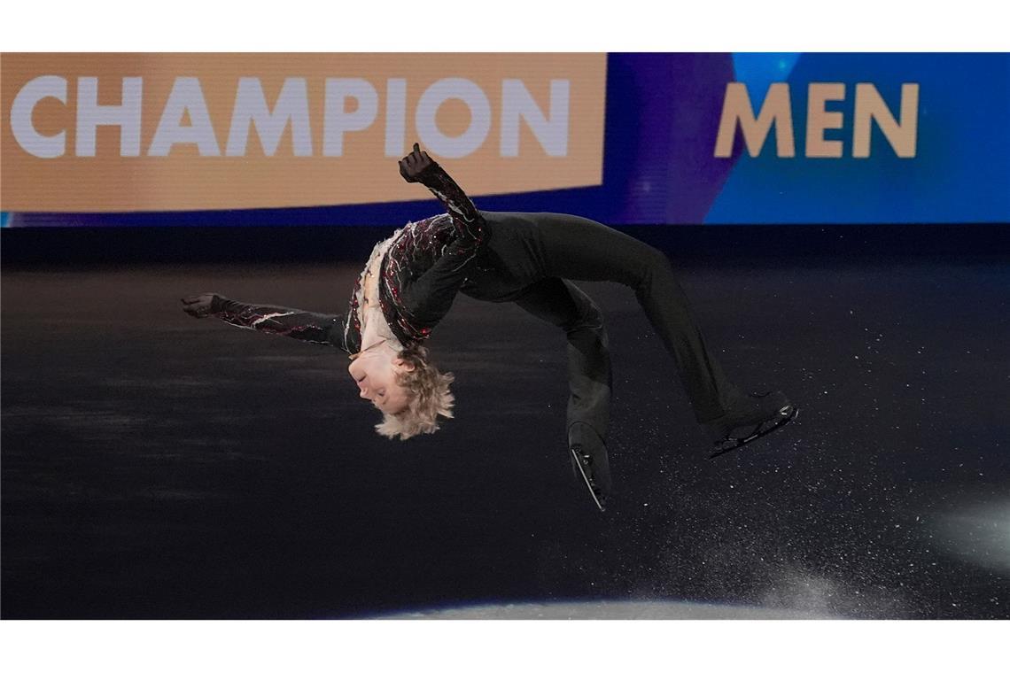 Bilder des Tages Der Eis-Gott: Ilia Malinin aus den USA zeigt sein ganzes Können bei der Eiskunstlauf-WM in Boston. Weltweister Malinin hat mit einer atemberaubenden Sprungshow seinen Titel verteidigt.