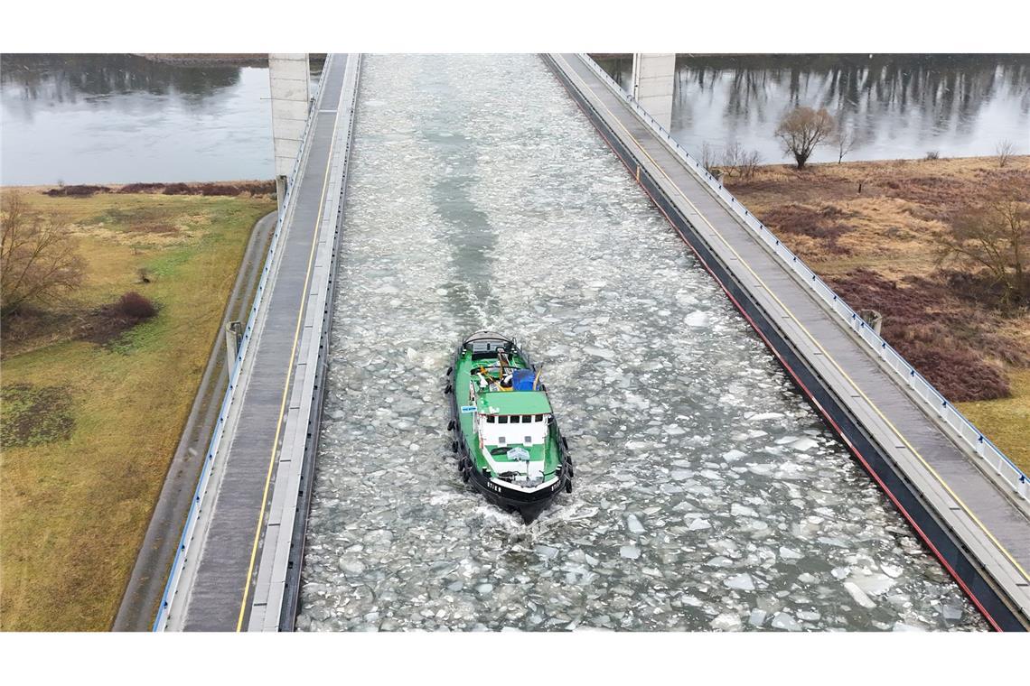 Der Eisbrecher "Stier" vom Wasserstraßen Schifffahrtsamt Magdeburg bricht mit seinen 600PS Eisschollen auf dem Mittellandkanal auf der Trogbrücke und im Oberwasser des Schiffshebewerkes Rothensee (Aufnahme mit einer Drohne).