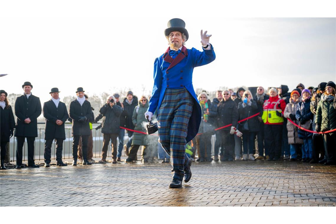 Der Eiswettenschneider gestikuliert am Ufer der Weser.