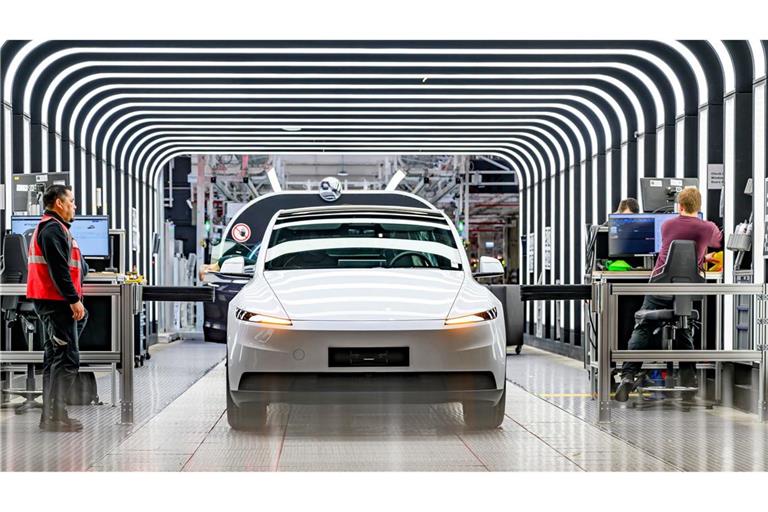 Der Elektroautobauer Tesla will in seiner Fabrik in Grünheide 1.000 Beschäftigte innerhalb weniger Monate neu einstellen. (Archivbild)