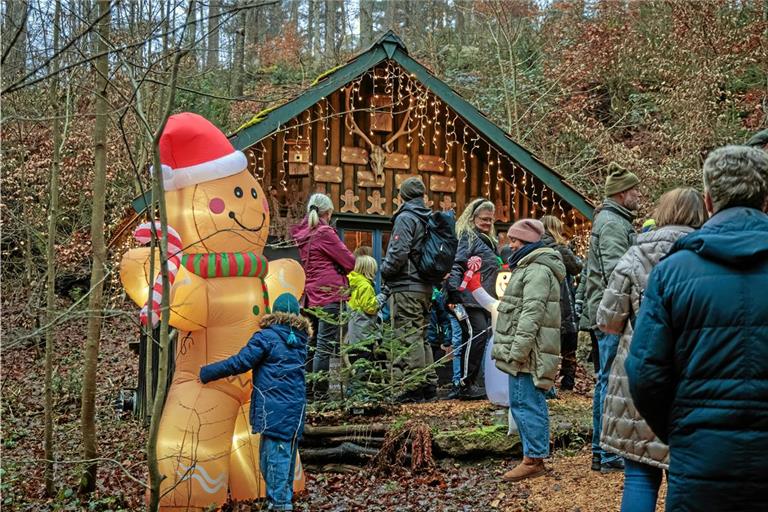 Der elektronische Weihnachtsmann begrüßt die Besucher vor dem XXL-Adventskalender in Kirchenkirnberg. Fotos: Stefan Bossow