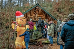 Der elektronische Weihnachtsmann begrüßt die Besucher vor dem XXL-Adventskalender in Kirchenkirnberg. Fotos: Stefan Bossow