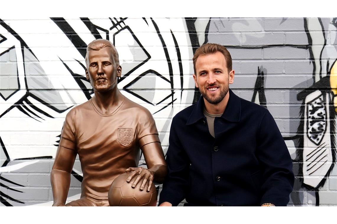Bilder des Tages Der englische Fußball-Profi ist bei der Enthüllung der Harry-Kane-Statue in London mit dabei.