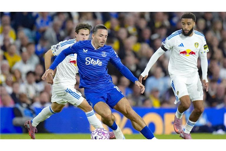 Der englische Fußball-Star Jack Grealish (Mitte) wurde zu Kasse gebeten.