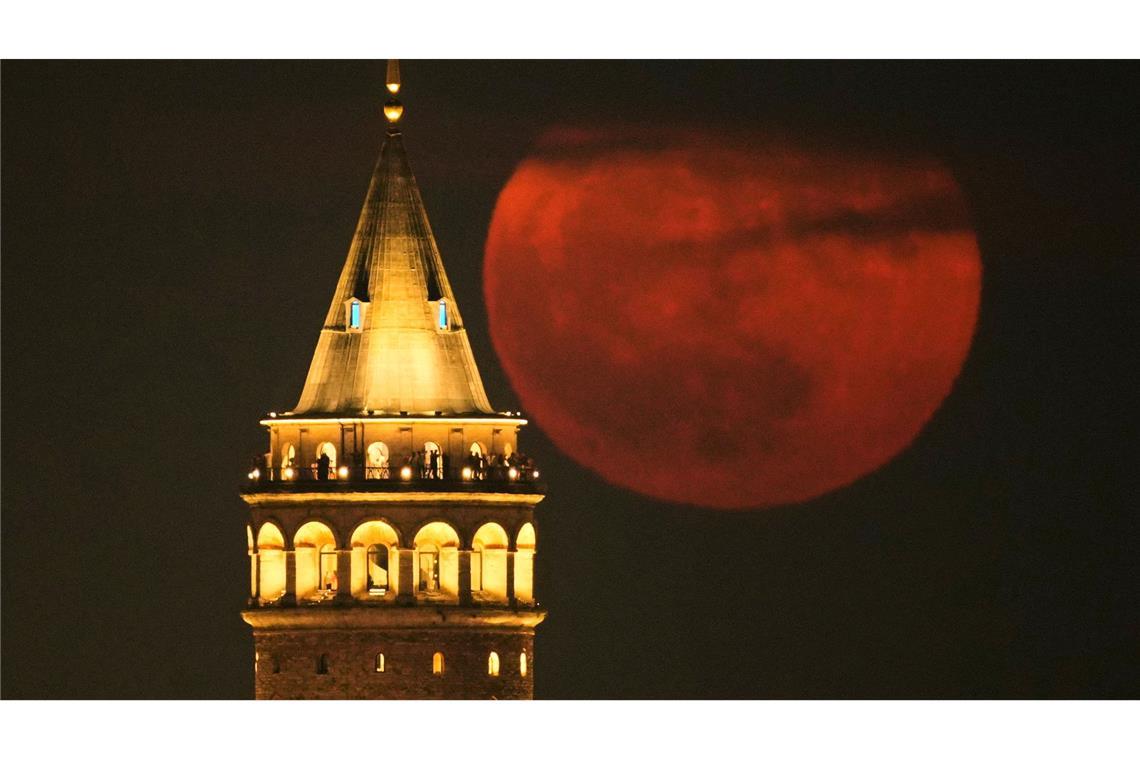 Blassroter Erdbeermond ziert Nachthimmel über Deutschland