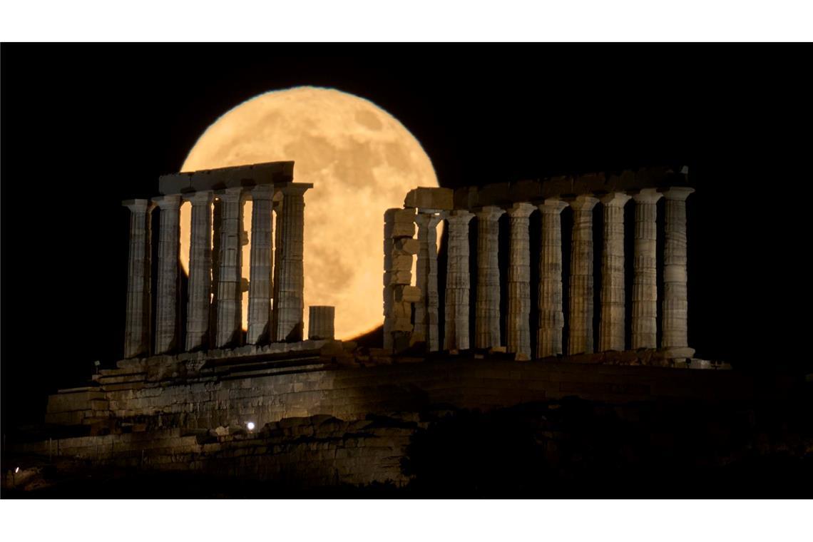 Blassroter Erdbeermond ziert Nachthimmel über Deutschland