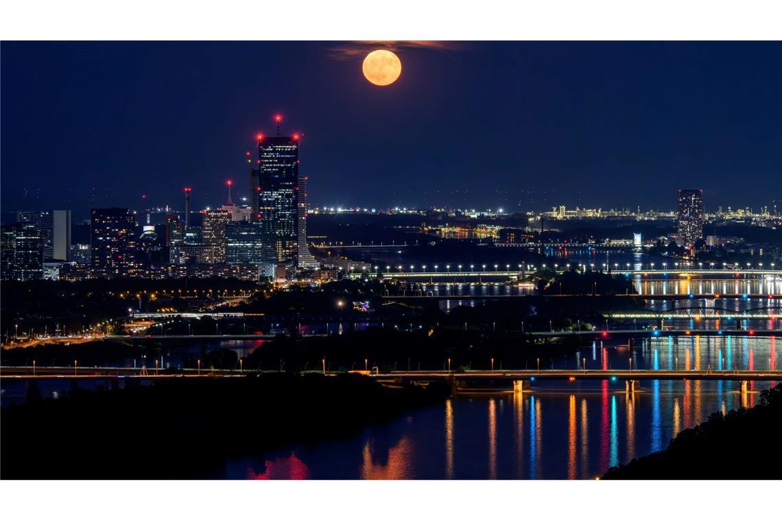 Blassroter Erdbeermond ziert Nachthimmel über Deutschland