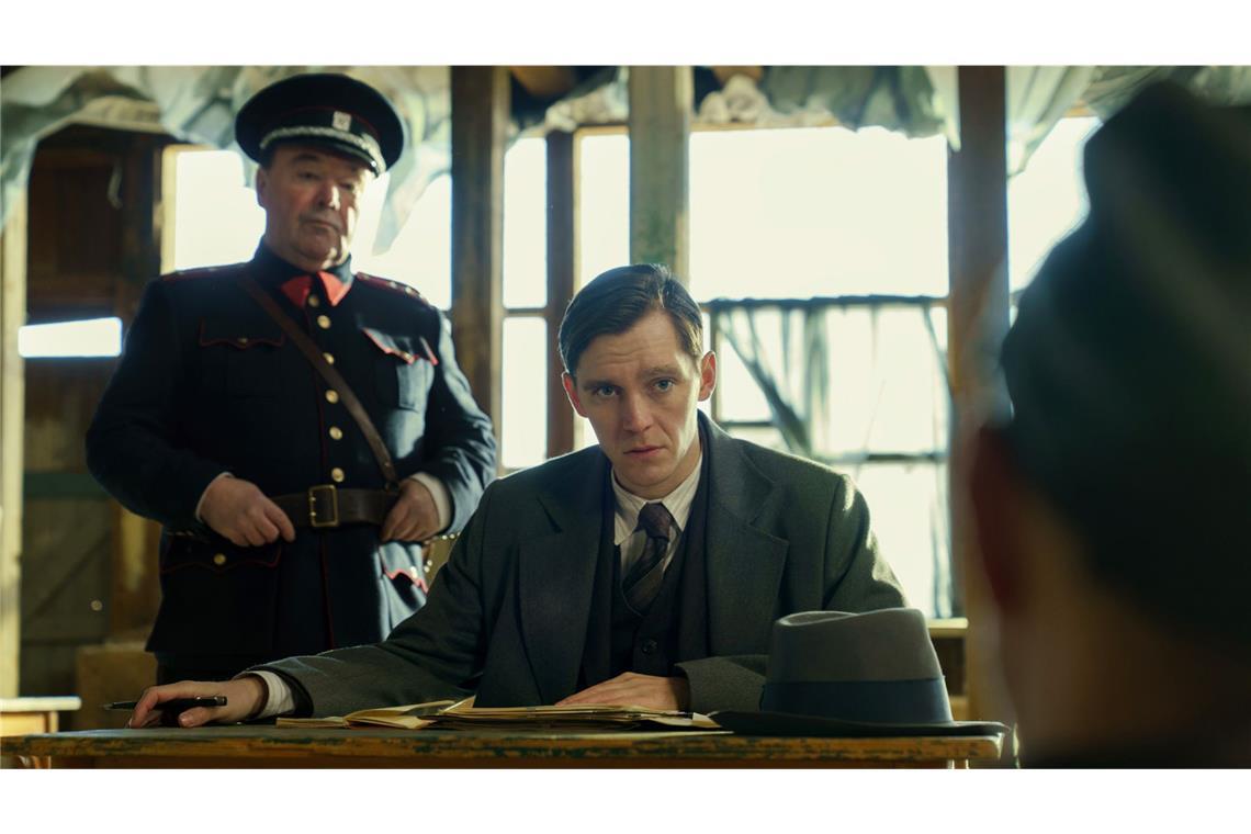 Der Ermittler Jan Morava (Jonas Nay, Mitte) befragt einen Zeugen.