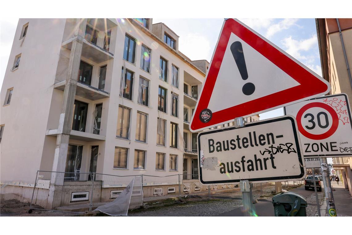 Der erste Anstieg der Baugenehmigungen seit 2021 macht etwas Hoffnung. Allerdings wird nicht jedes Projekt realisiert, weil die Kapazitäten der Baufirmen begrenzt und die Baukosten nach wie vor hoch sind. (Symbolbild)