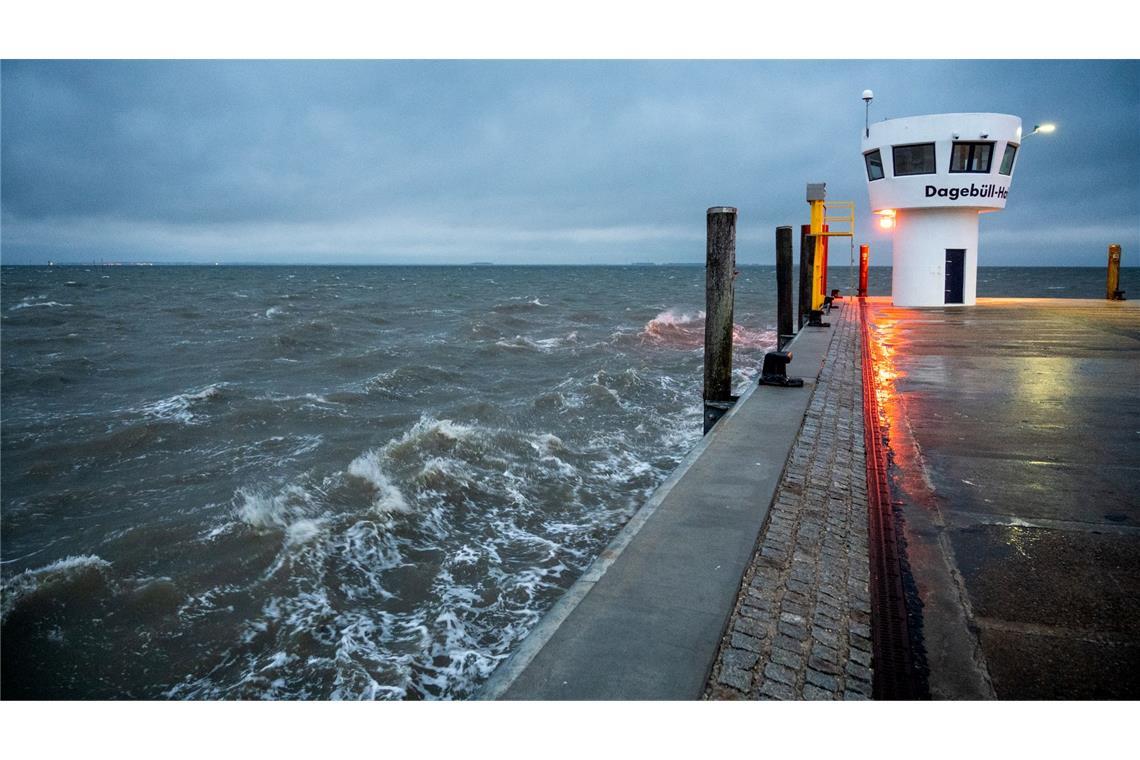 Erster Herbststurm an der Küste - keine Fahrt nach Helgoland Der erste Herbststurm des Jahres zieht über die Nordsee.