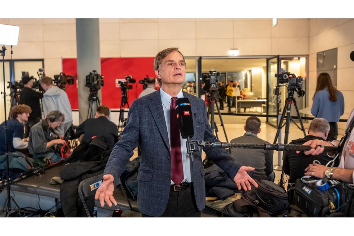 Alter Bundestag kommt zu zwei Sondersitzungen zusammen Der Erste Parlamentarische Geschäftsführer der AfD-Fraktion Bernd Baumann kündigt eine mögliche Klage wegen der geplanten Abstimmungen im Bundestag an.