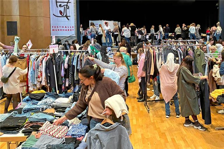 Der erste sortierte Frauenkleidermarkt kommt richtig gut an. Foto: Landfrauen Murrhardt