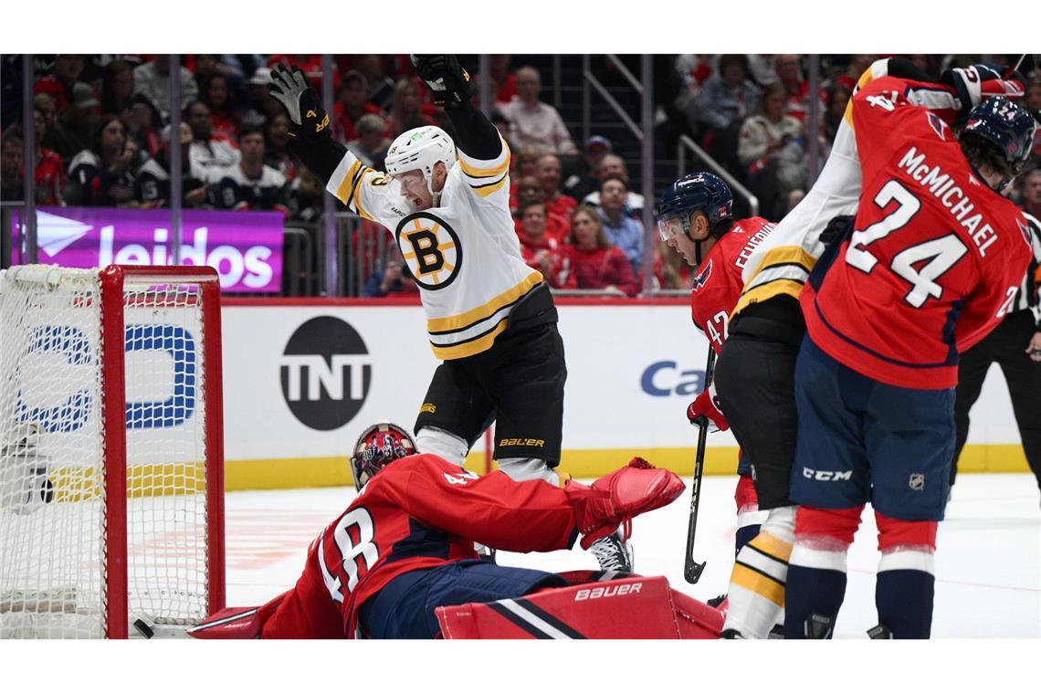 Trotz 400. NHL-Tor und 3:0-Führung: Niederlage für Draisaitl Der erste Treffer in der Amtszeit von Marco Sturm sorgte für Jubel bei den Bruins.
