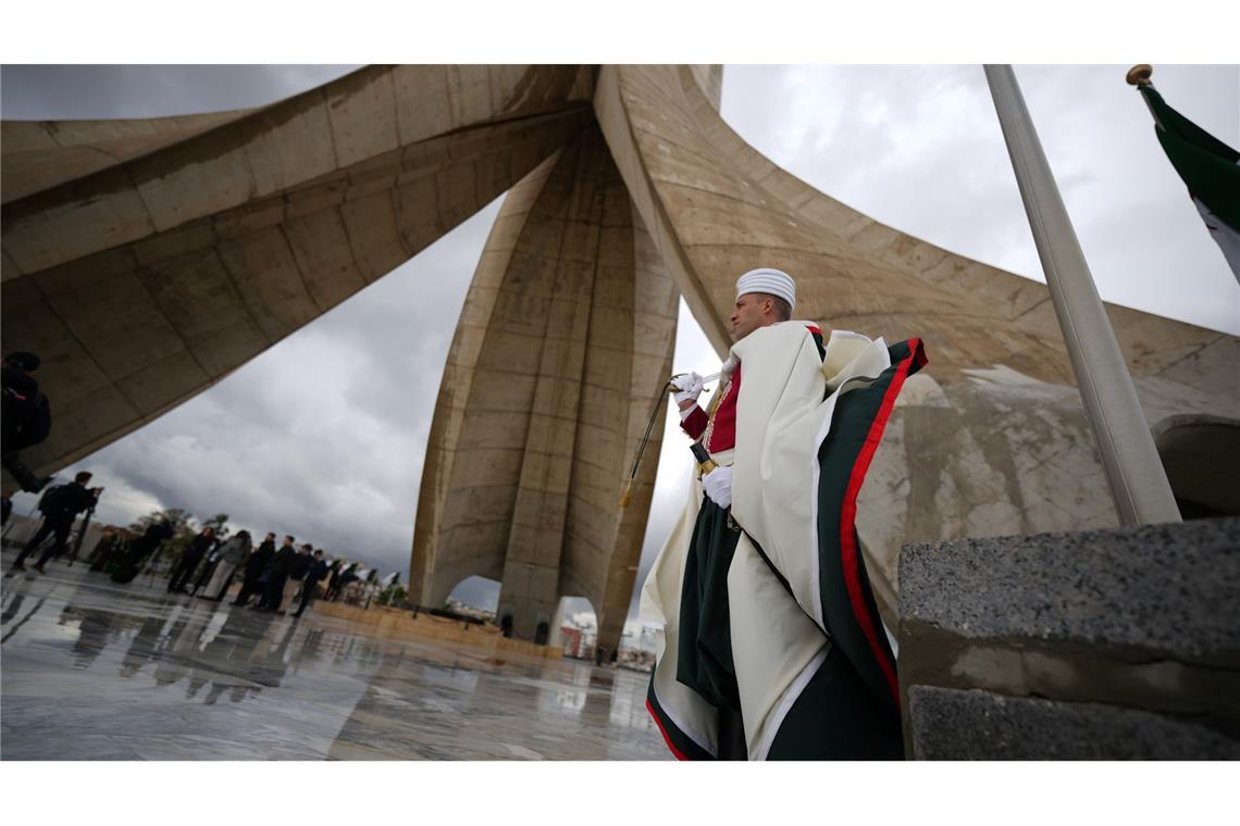 Der erste Weg führte den Papst in Algier zu einem Denkmal.