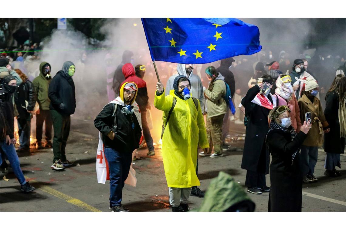 Proeuropäischer Protest in Georgien - Lage spitzt sich zu Der EU-Beitritt ist in der georgischen Verfassung festgeschrieben.