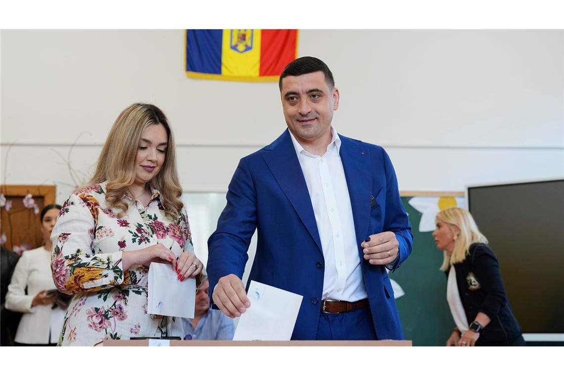 Proeuropäer Nicusor Dan gewinnt Präsidentenwahl in Rumänien Der EU-skeptische, rechtspopulistische Präsidentenkandidat George Simion gab zusammen mit seiner Frau Ilinca seine Stimme bei der Endrunde der Präsidentenwahl ab.