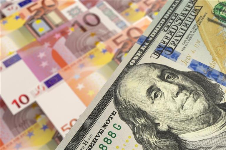 Der Euro verliert deutlich an Wert, doch woran liegt das? Die wichtigsten Ursachen für den aktuellen Kursrutsch und was Anleger jetzt wissen müssen.