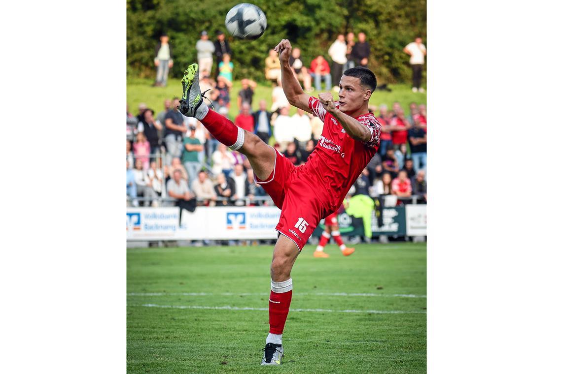 TSG Backnang und SG Sonnenhof Großaspach: Zwei Oberligisten, ein Ziel Der Ex-Backnanger Christian Weiller ist mittlerweile in Löchgau am Ball. Foto: Alexander Becher